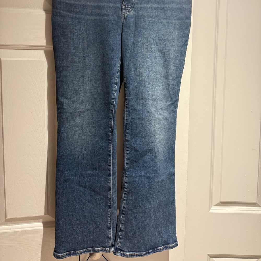 NEW WITH TAGS. Madewell Mid-Rise Kick Out Jean